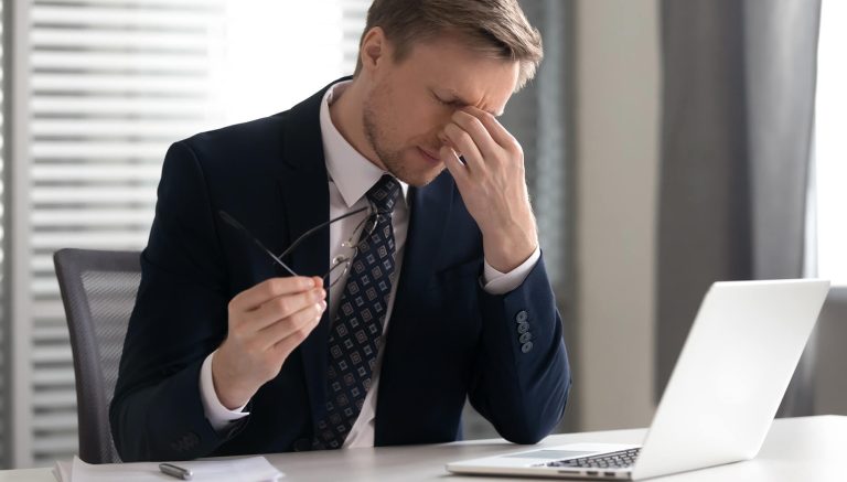 Ochelarii de computer, cel mai practic mod de a scăpa de sindromul de suprasolicitare digitală